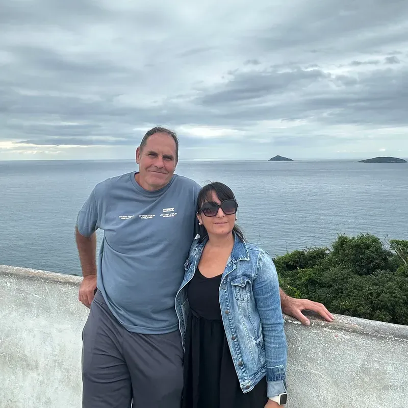 Pablo y Jessica en un mirador frente al mar